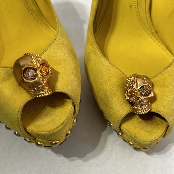 Alexander McQueen yellow suede peep toe heels embellished gold skull women’s 38 - Picture 12 of 13